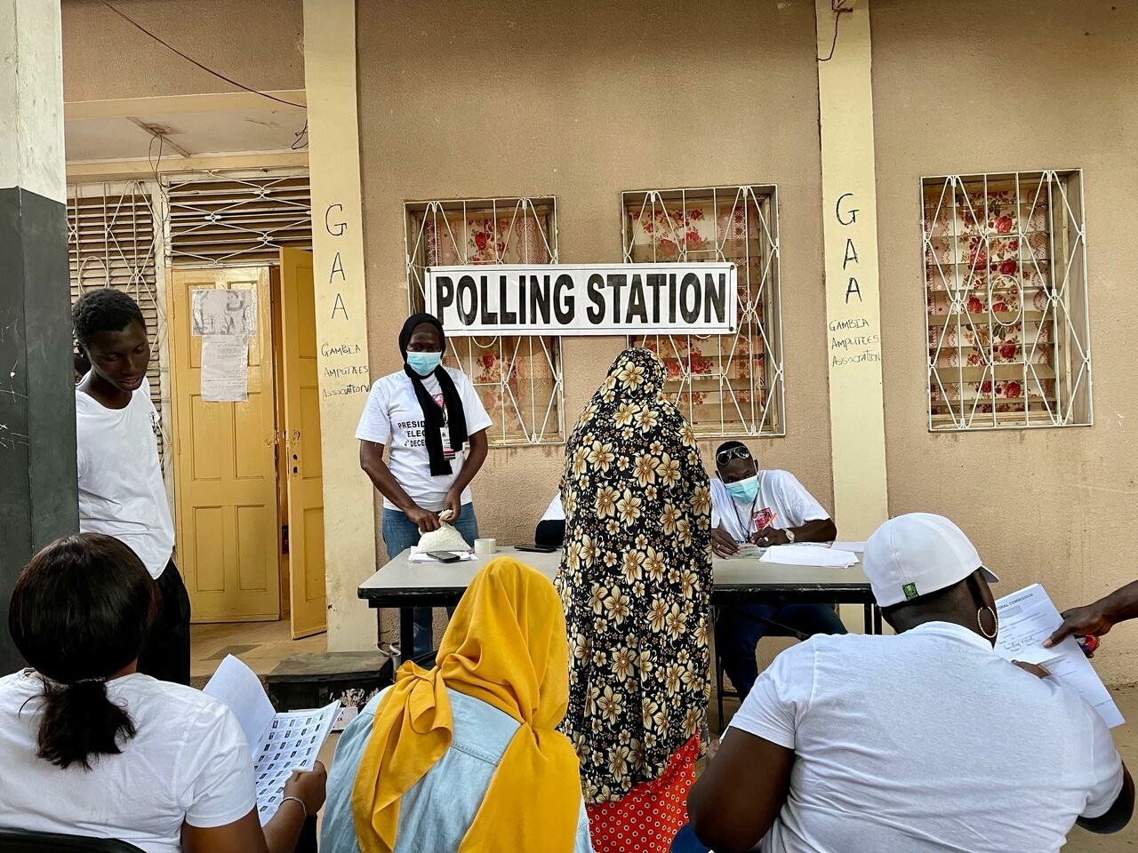 Elections législatives en Gambie : Le parti du président Barrow arrive en tête mais n’obtient pas la majorité